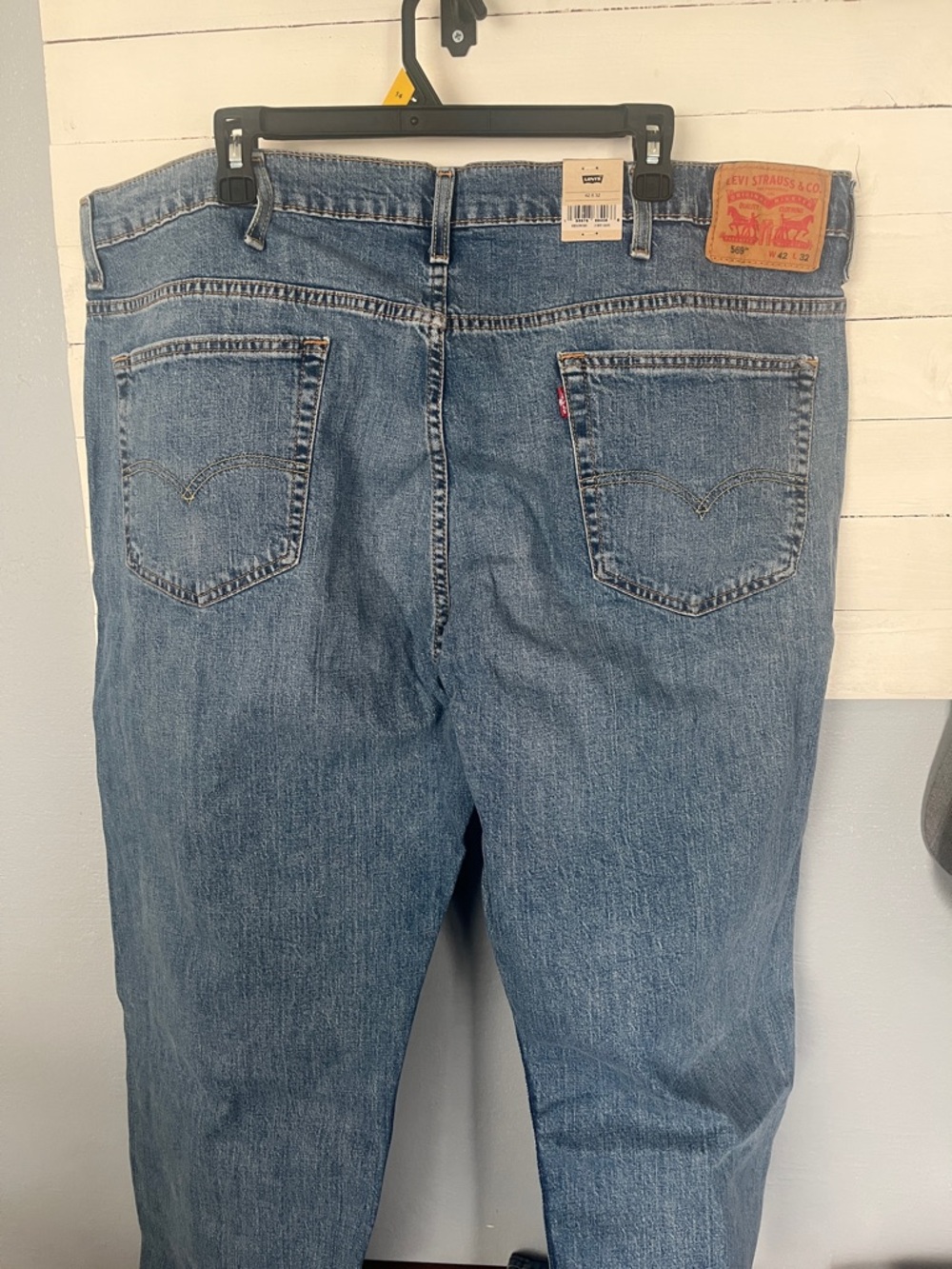Levi's Men's 569 Straight Jeans in Medium Blue Wash 42x32 - Picture 3 of 5